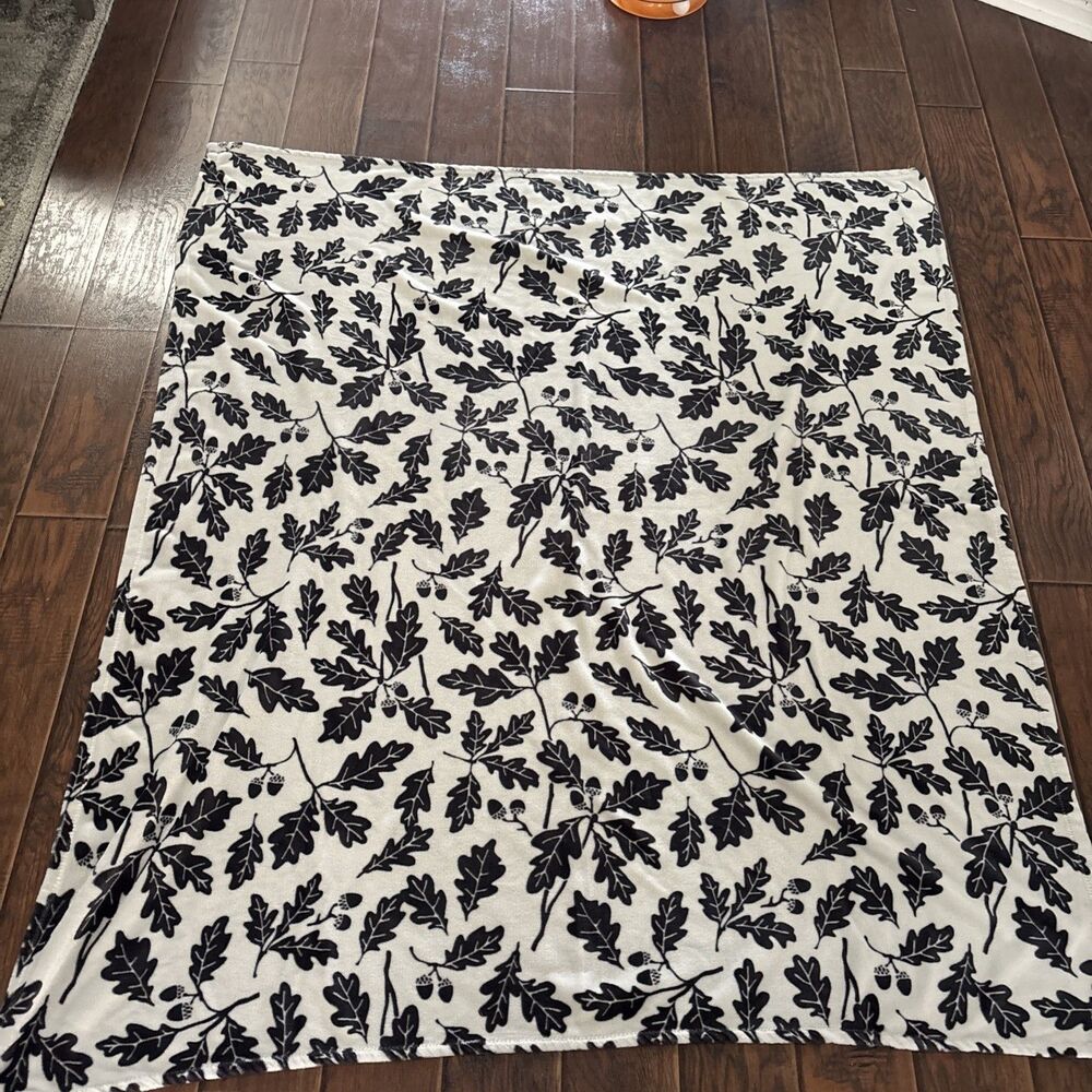 Throw Black And White with Acorns Leaves Oversized 65 x 56